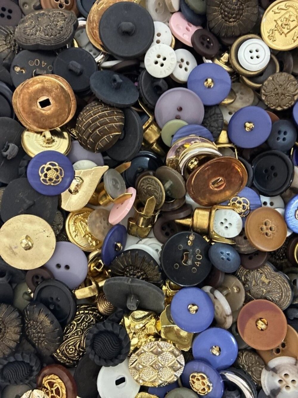 9.5 lbs of Mixed Buttons - for Therapy, Fun and Crafts - Picture 8 of 16
